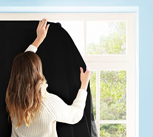 Aycorn Tragbares Verdunklungsrollo mit Saugnäpfen - Reise Verdunklungsvorhang für Schlaf- und Kinderzimmer - Verstellbar, 130x200cm - Verdunklungsrollo ohne Bohren, inkl. Klebebänder - Schwarz
